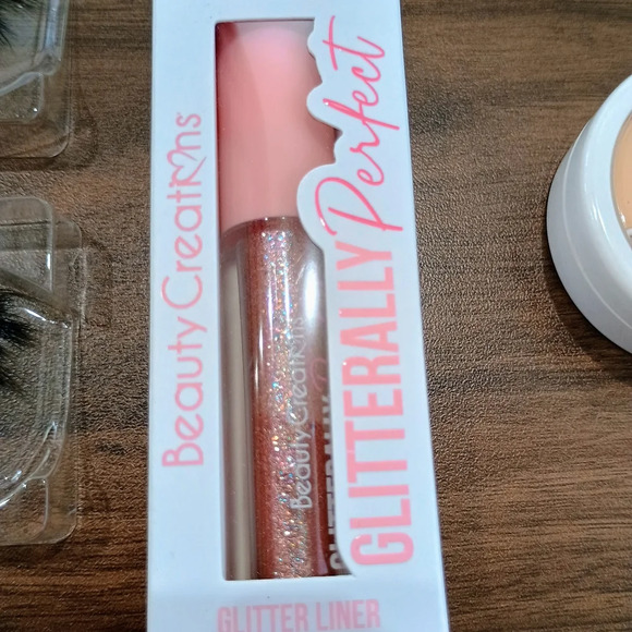 Eyelash And Eye Makeup Bundle. - Picture 3 of 5